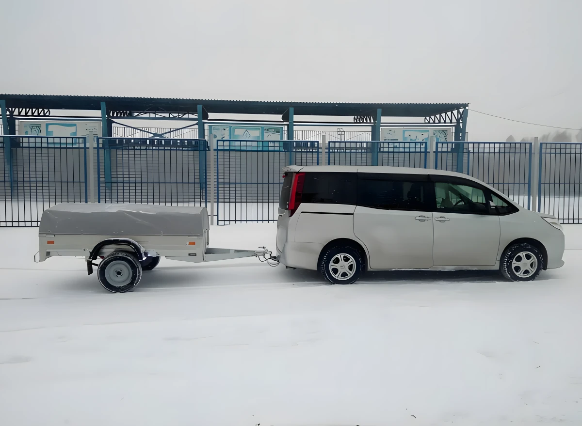 Минивэн с прицепом Тойота Ноах