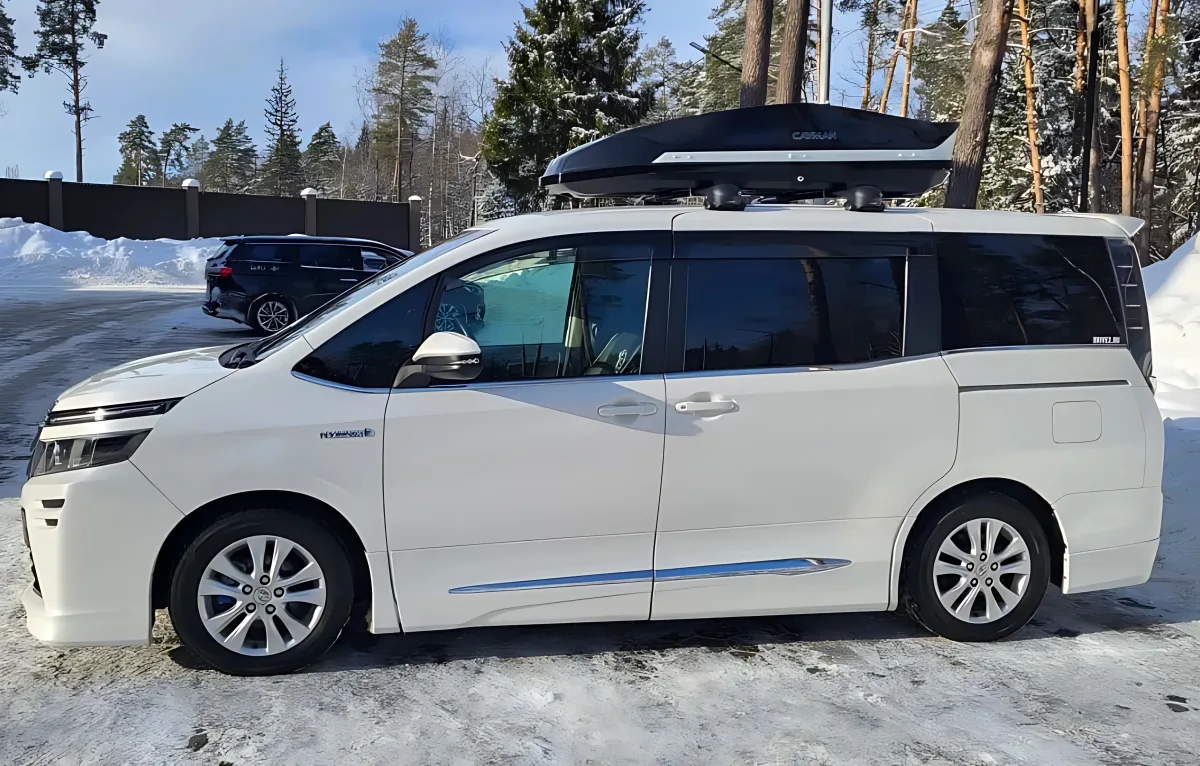 Микроавтобус с автобоксом на крыше