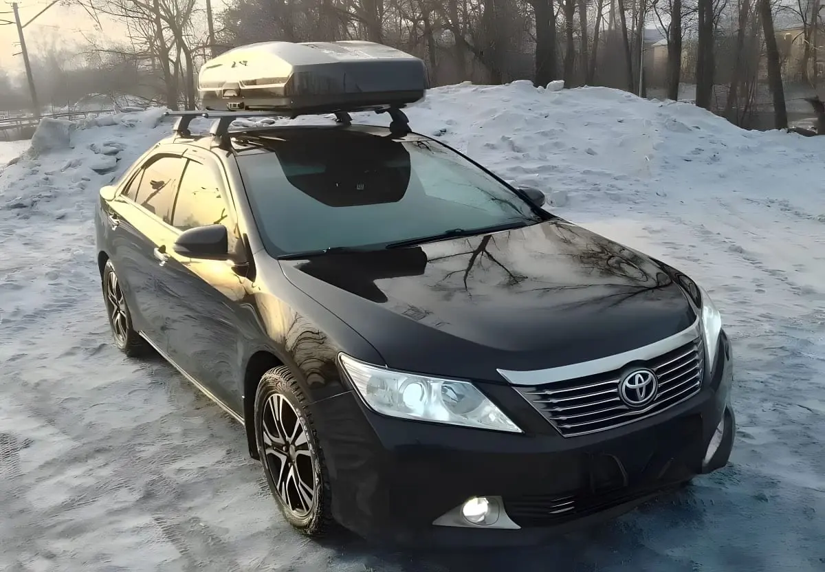 Автомобиль такси с боксом на крыше