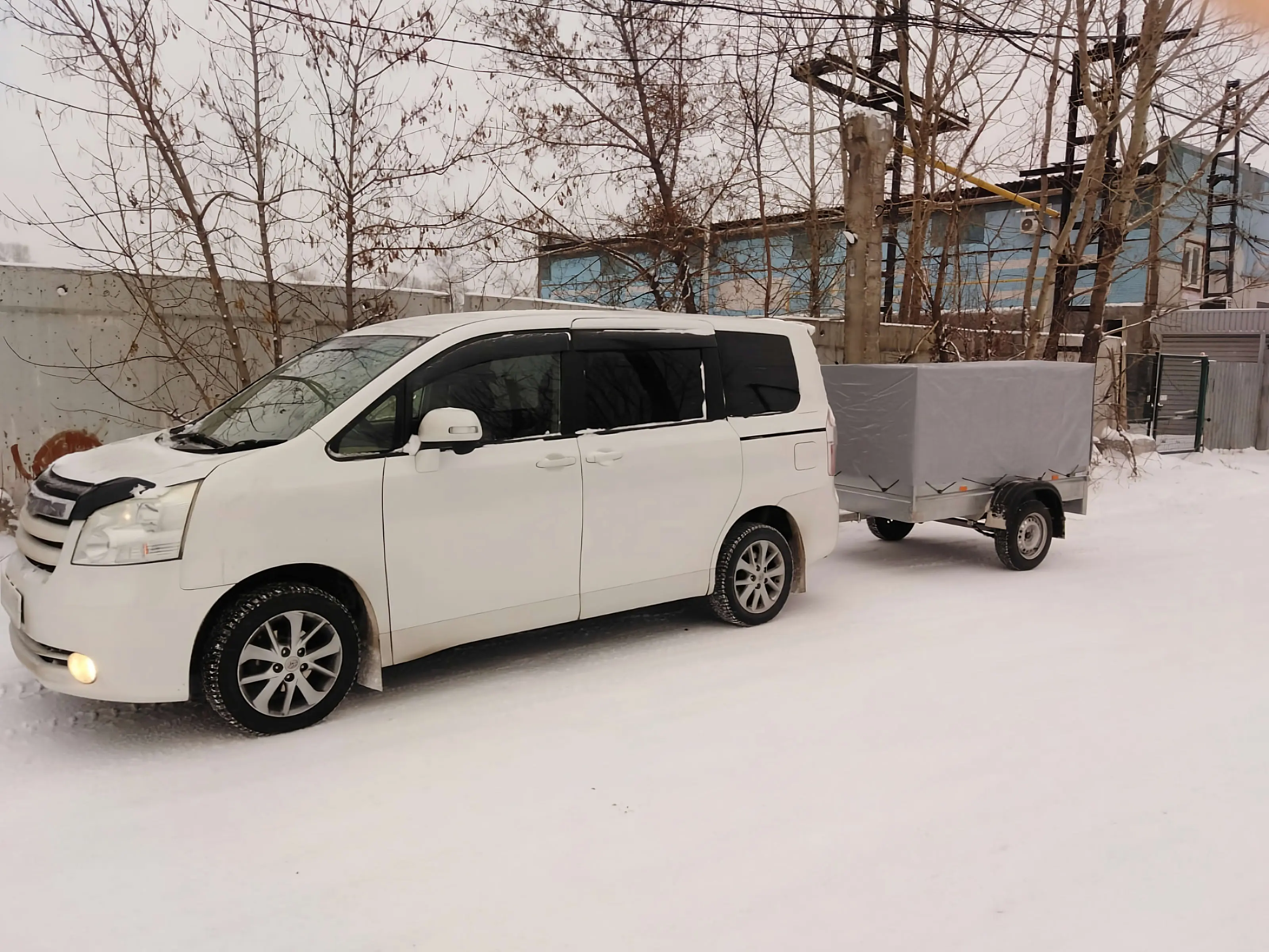 Toyota Voxy микроавтобус с крытым прицепом