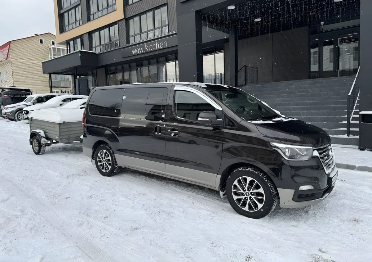 Микроавтобус с прицепом Hyundai Grand Starex