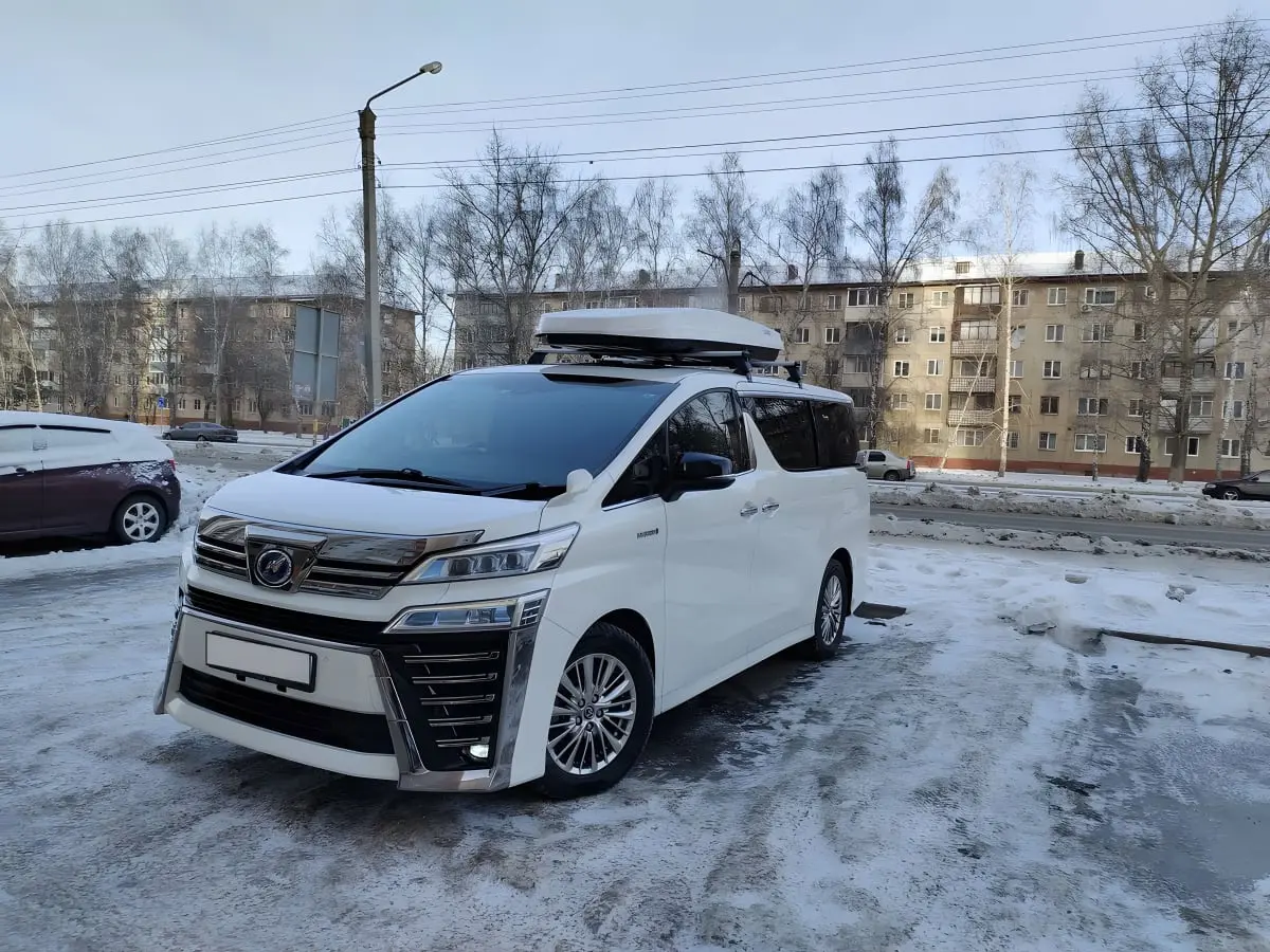 Минивэн Тойота Веллфайр с автобоксом на крыше