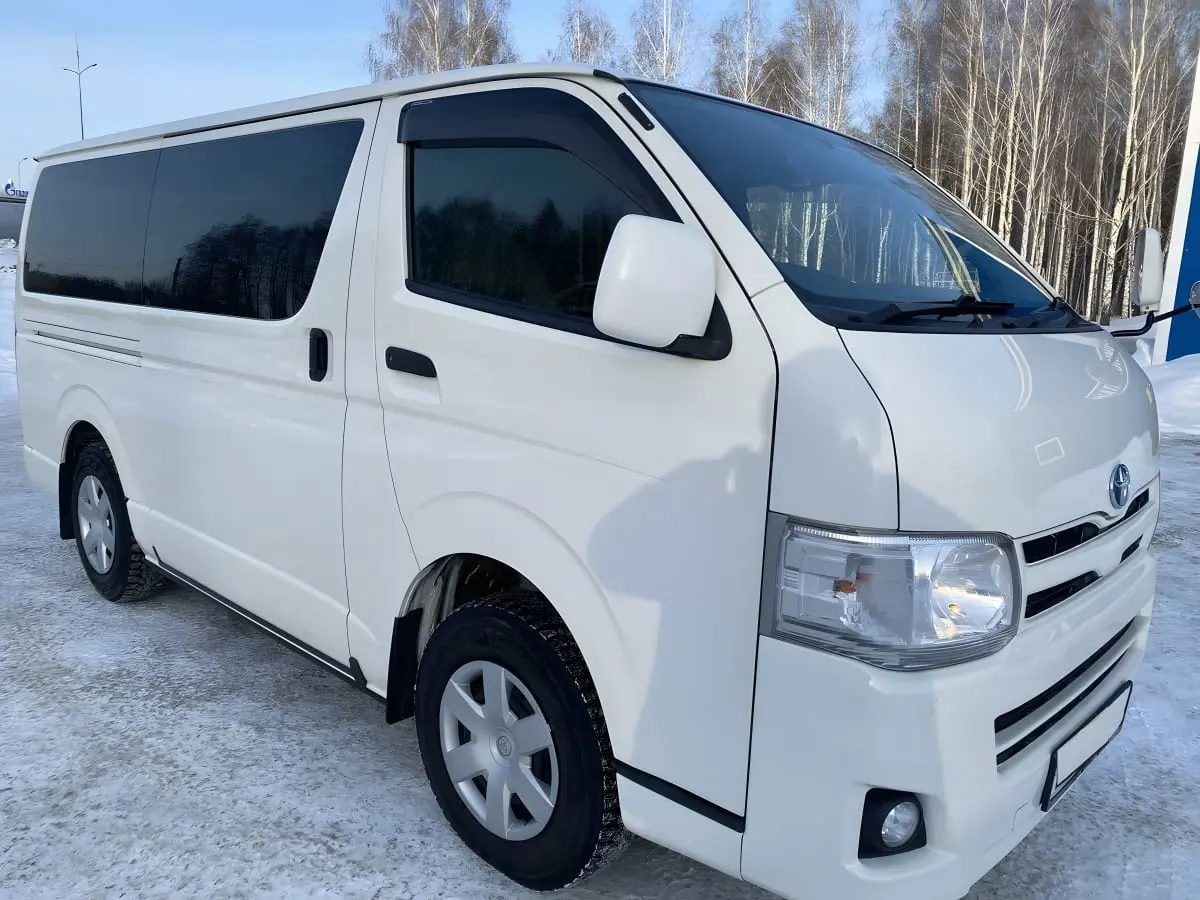 Микроавтобус Toyota Hiace на 12 человек