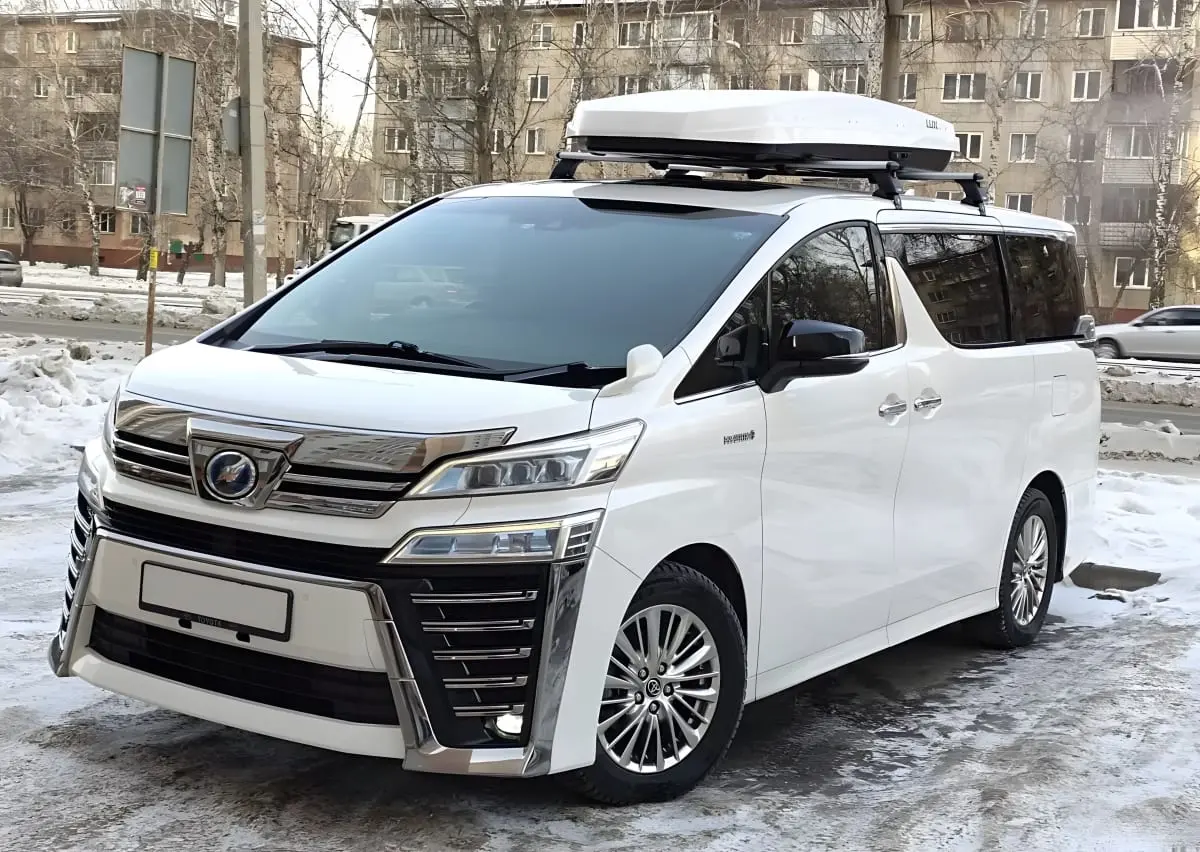 Минивэн Toyota Vellfire с боксом на крыше