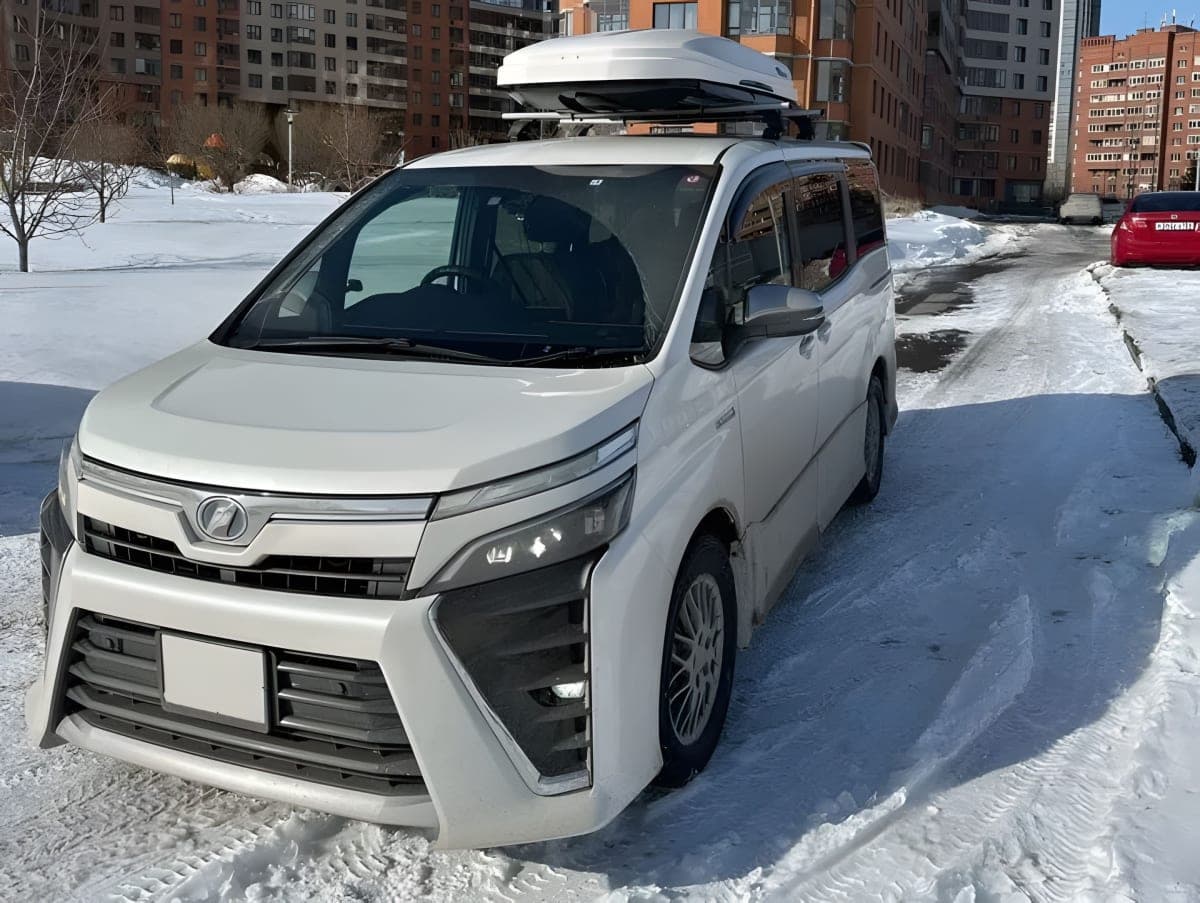 Минивэн Toyota Voxy