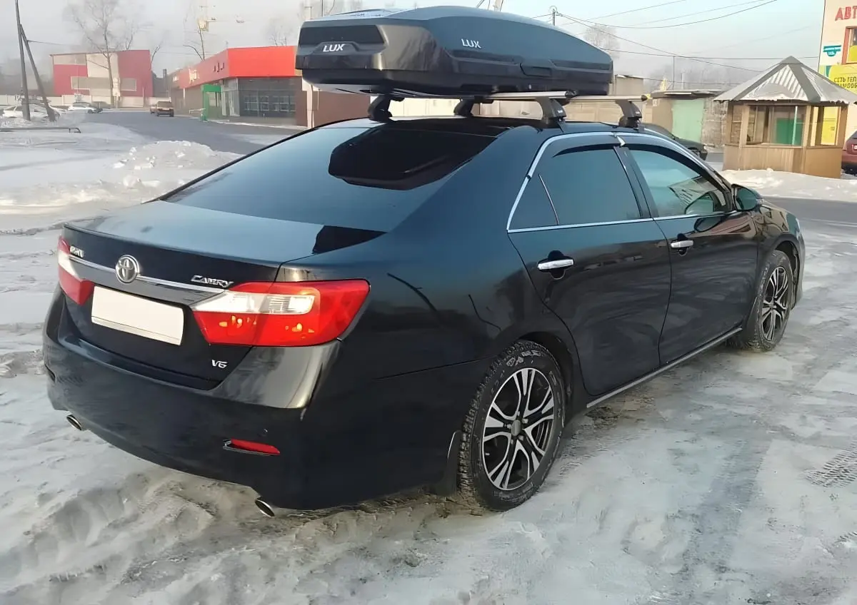 Toyota Camry седан с автобоксом на крыше