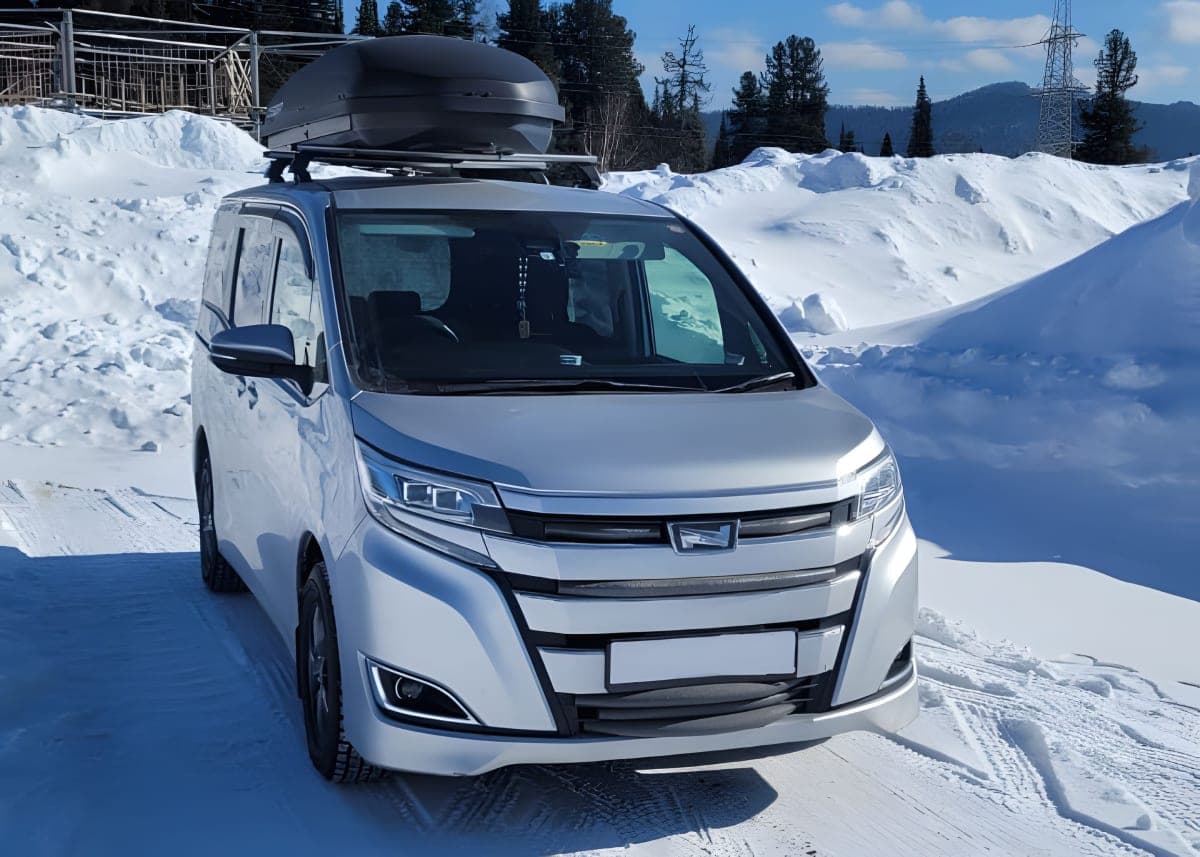 Минивэн Toyota Noah с боксом на крыше