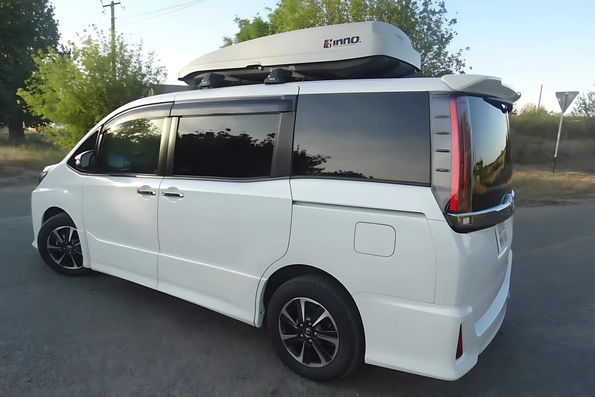 Toyota Noah - микроавтобус с боксом на крыше