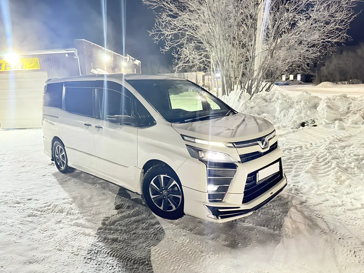 Микроавтобус Toyota Voxy