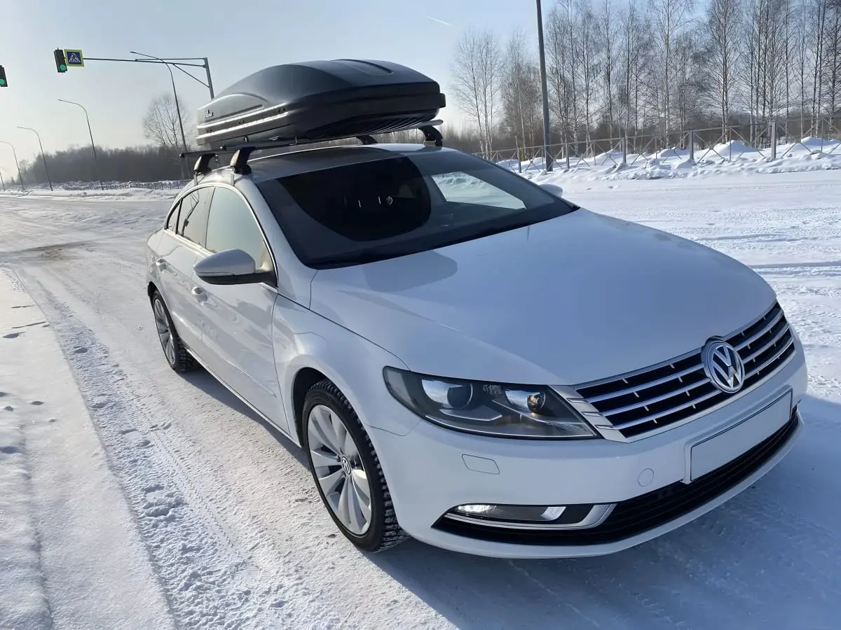Легковой автомобиль Volkswagen Passat с туристическим  боксом на крыше