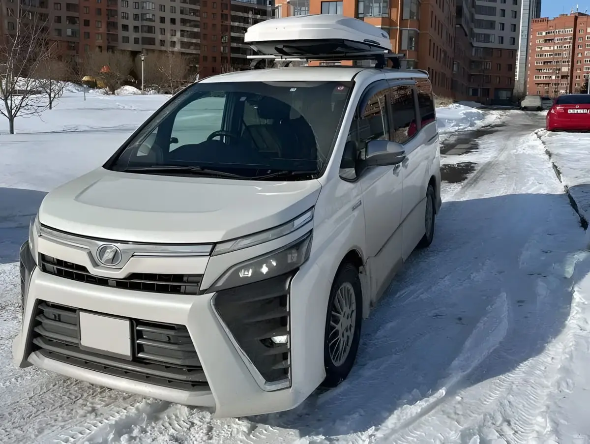 Toyota Voxy минивэн