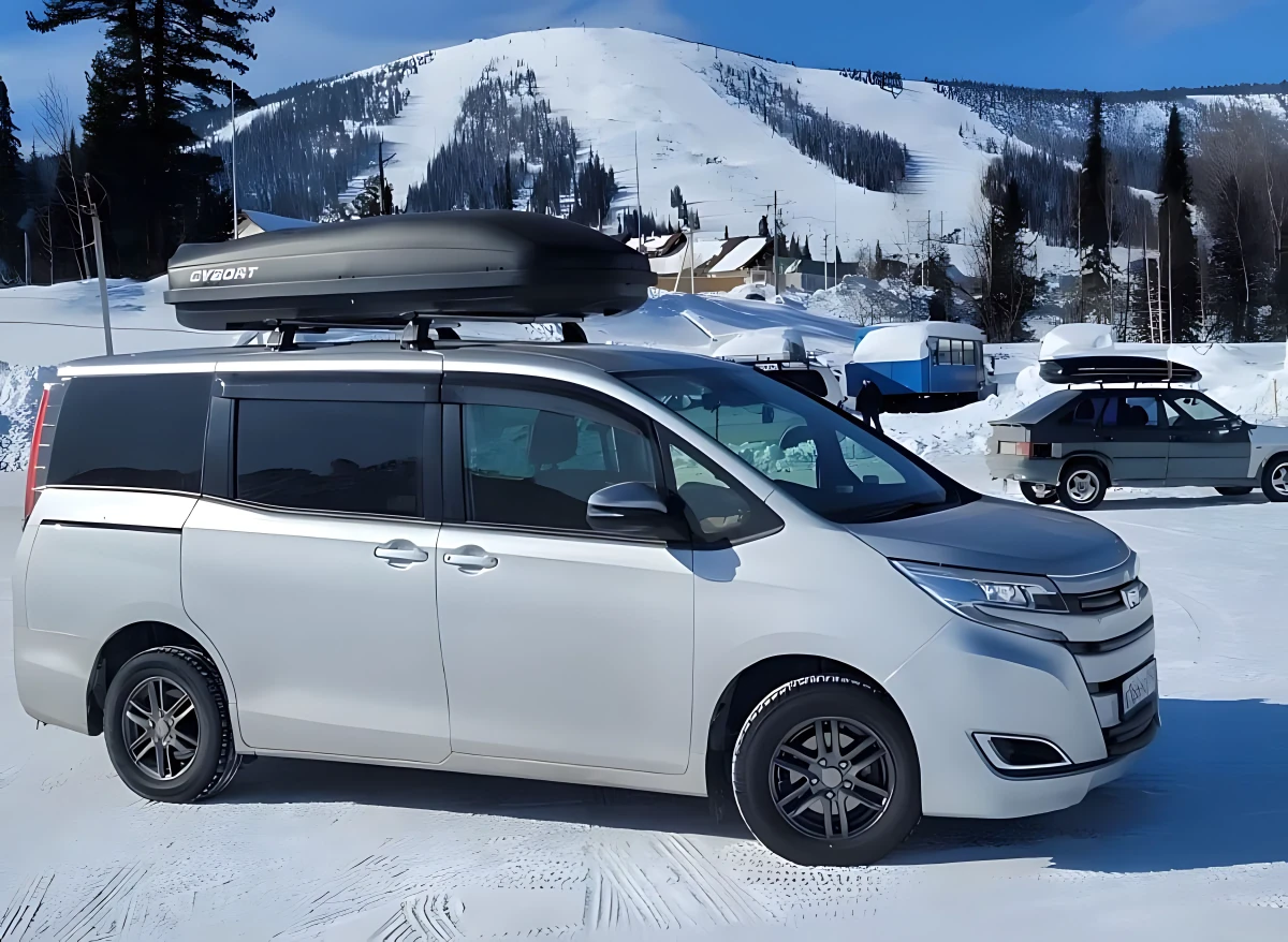 Минивэн Toyota Noah