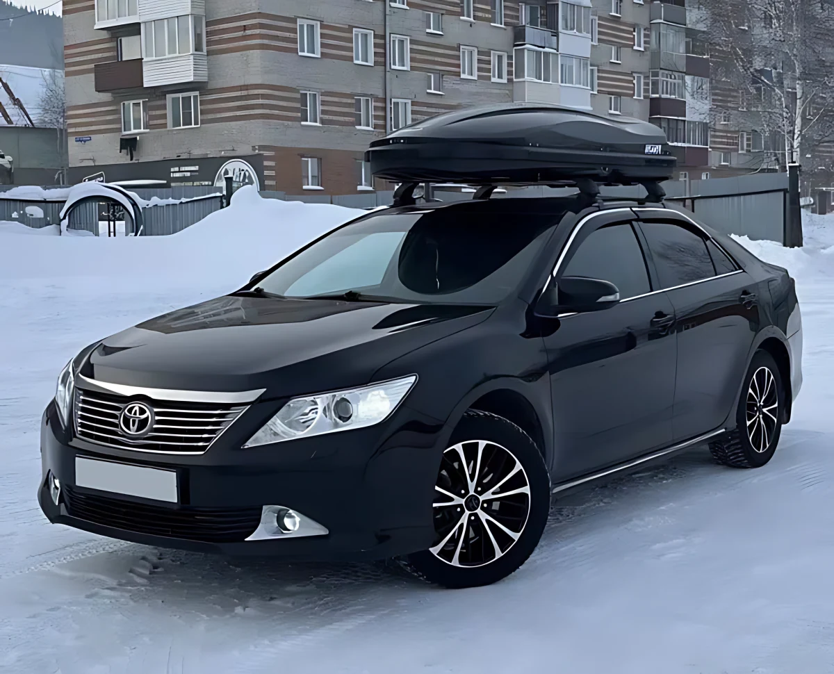 Автомобиль такси Toyota Camry седан с боксом на крыше